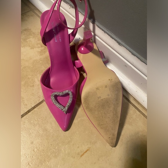 Pink vegan heels with a heart detail. Ankle strap closure. - Picture 3 of 5